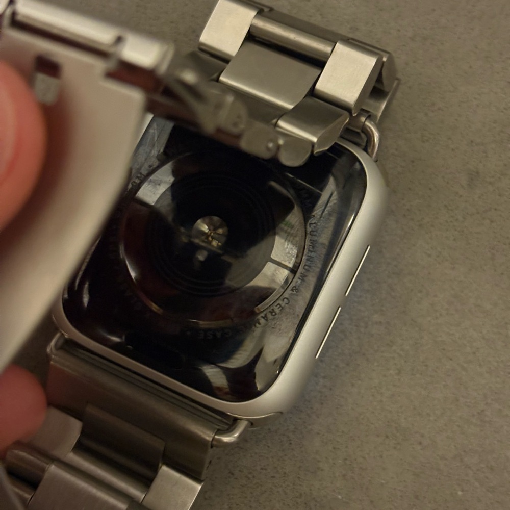 Apple Watch Series 5 in Silver titanium & ceramic (with multiple bands) - Picture 5 of 5